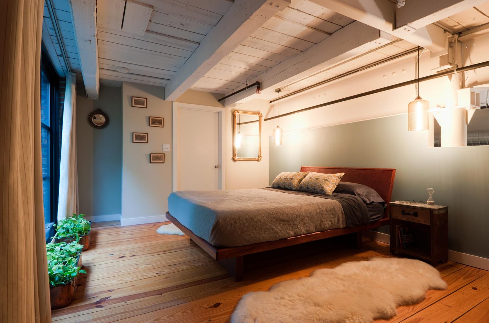 Dormitorio con techos de madera