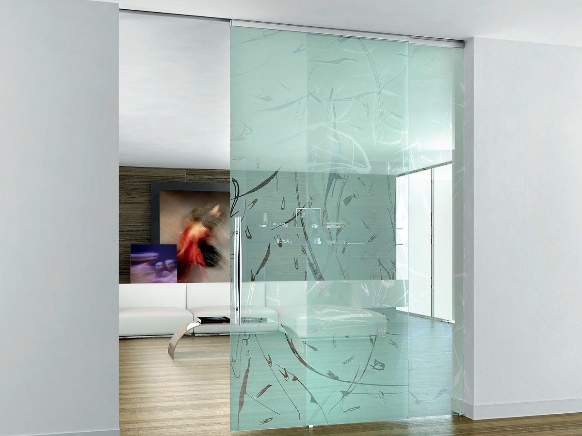 Puerta de cristal con diseño moderno