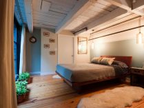 Dormitorio con techos de madera